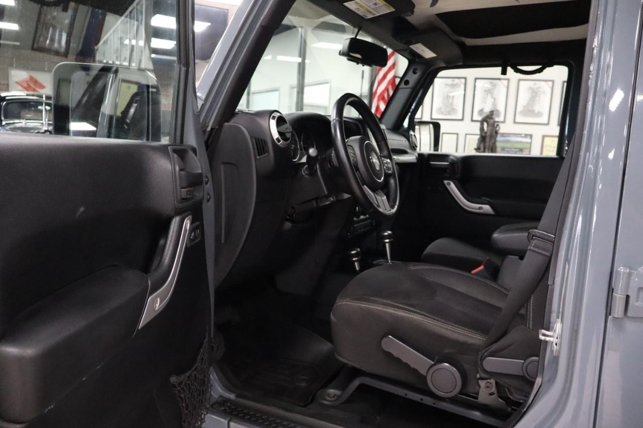 Jeep Wrangler Unlimited Vehicle Full-screen Gallery Image 9