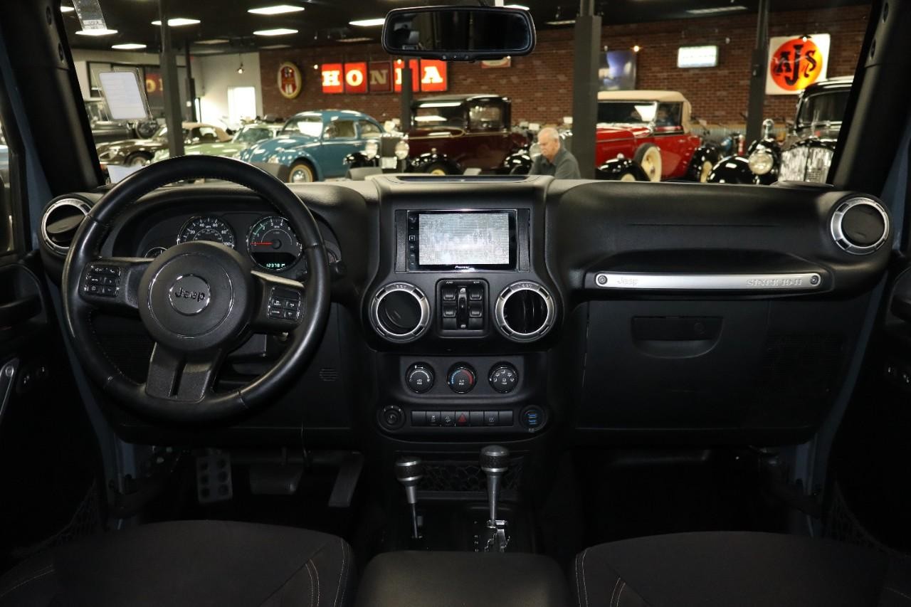 Jeep Wrangler Unlimited Vehicle Full-screen Gallery Image 12