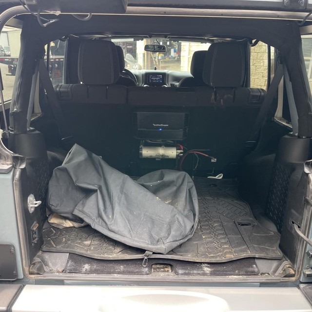 Jeep Wrangler Unlimited Vehicle Full-screen Gallery Image 16