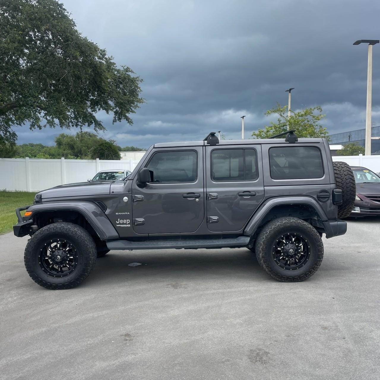 Jeep Wrangler Unlimited Vehicle Full-screen Gallery Image 2