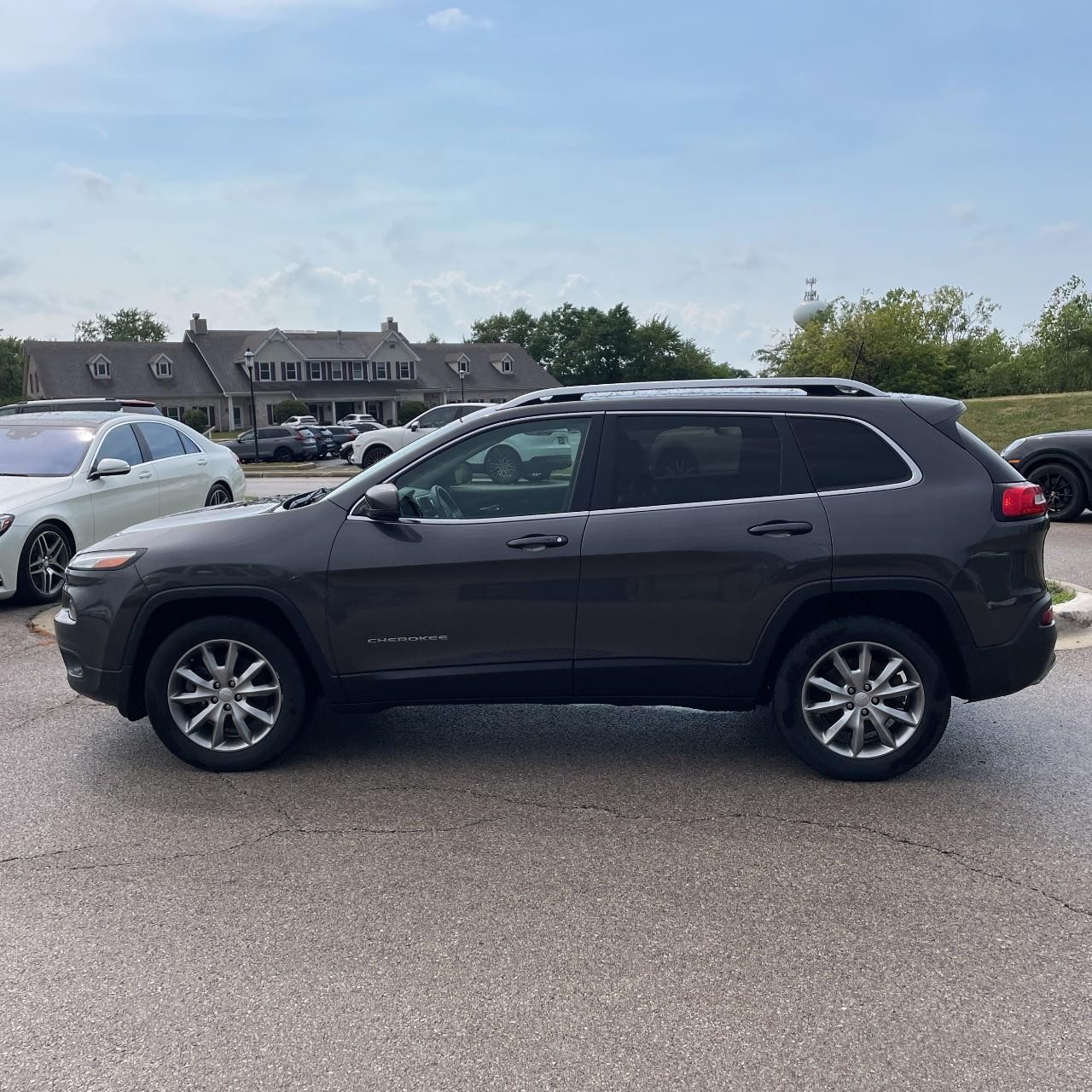Jeep Cherokee Vehicle Full-screen Gallery Image 2