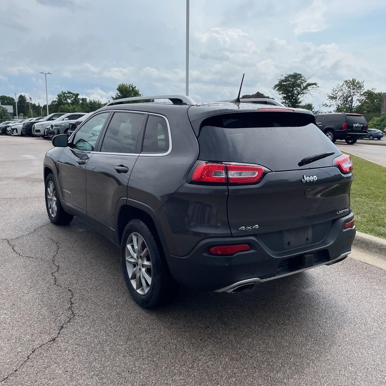 Jeep Cherokee Vehicle Full-screen Gallery Image 3