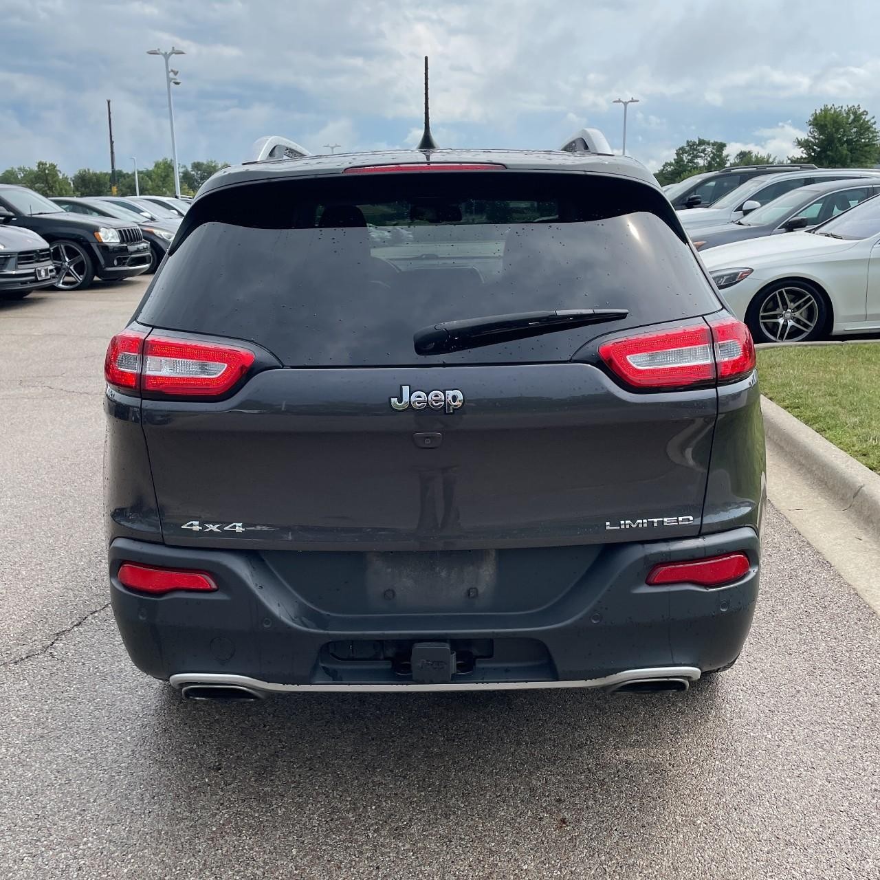 Jeep Cherokee Vehicle Full-screen Gallery Image 4