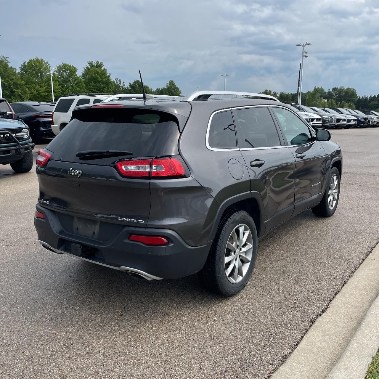 Jeep Cherokee Vehicle Full-screen Gallery Image 5