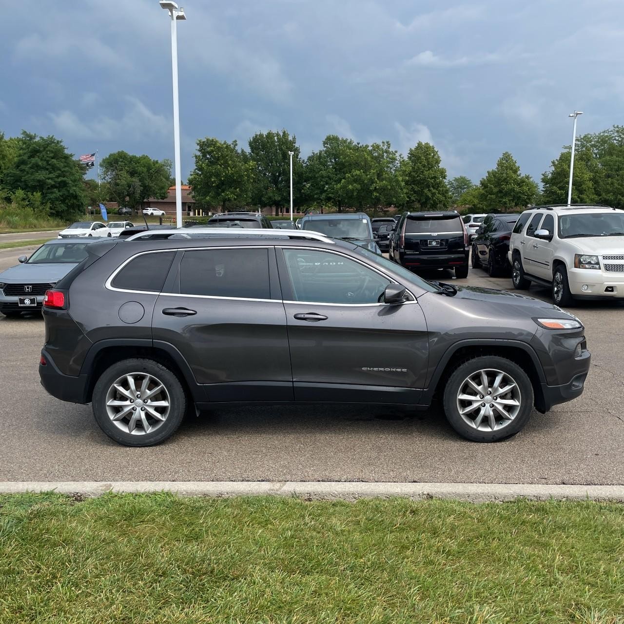 Jeep Cherokee Vehicle Full-screen Gallery Image 6