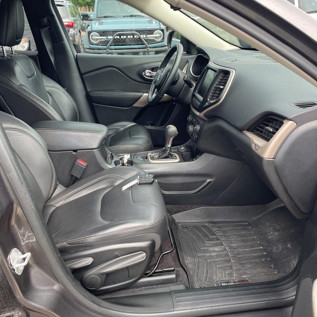 Jeep Cherokee Vehicle Full-screen Gallery Image 16