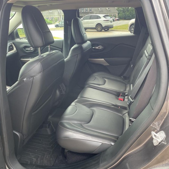 Jeep Cherokee Vehicle Full-screen Gallery Image 17