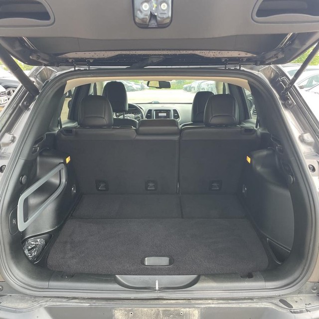 Jeep Cherokee Vehicle Full-screen Gallery Image 18
