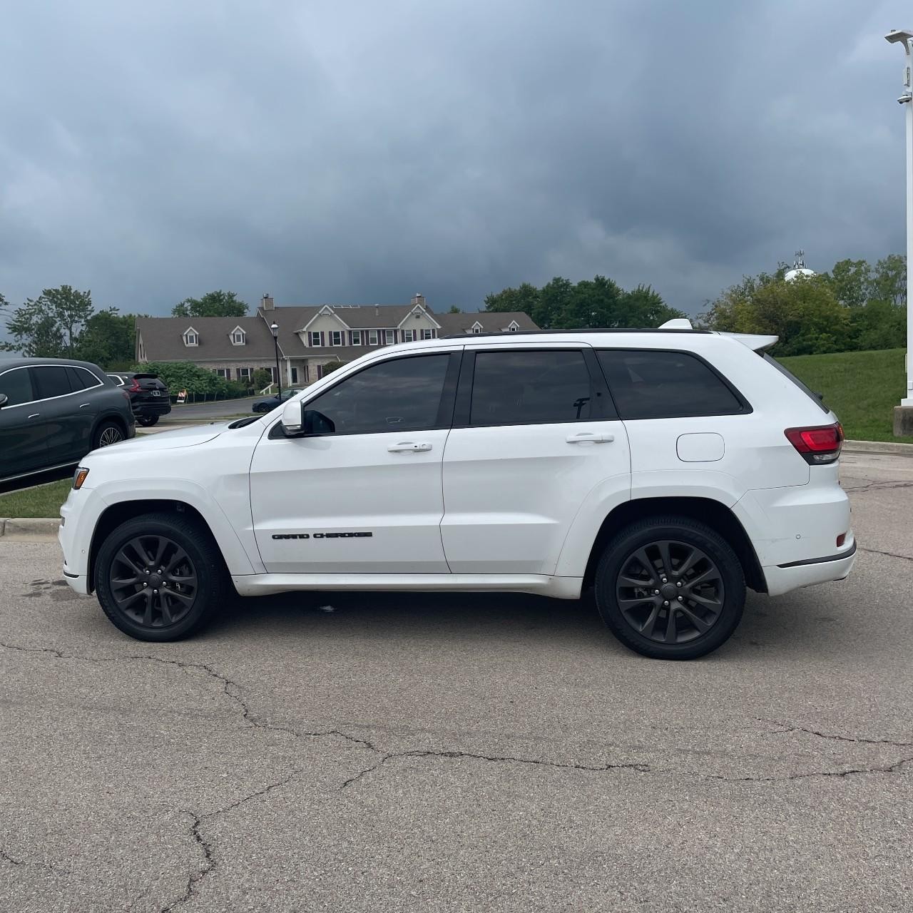 Jeep Grand Cherokee Vehicle Full-screen Gallery Image 2