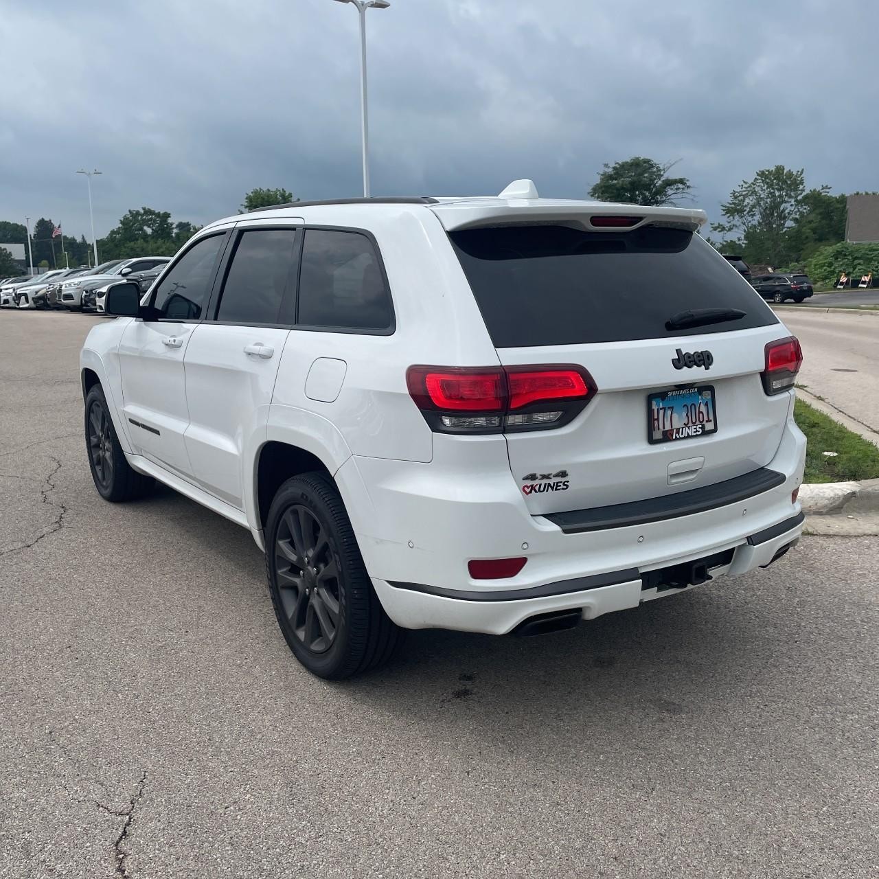 Jeep Grand Cherokee Vehicle Full-screen Gallery Image 3