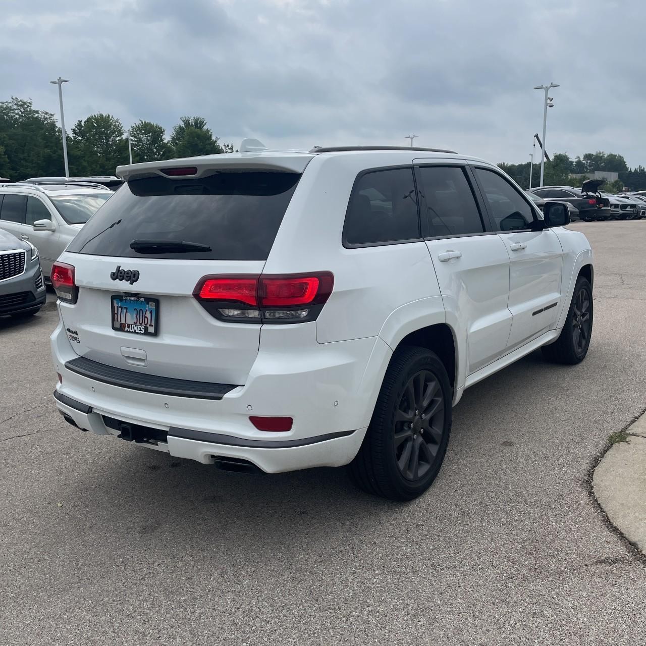 Jeep Grand Cherokee Vehicle Full-screen Gallery Image 4