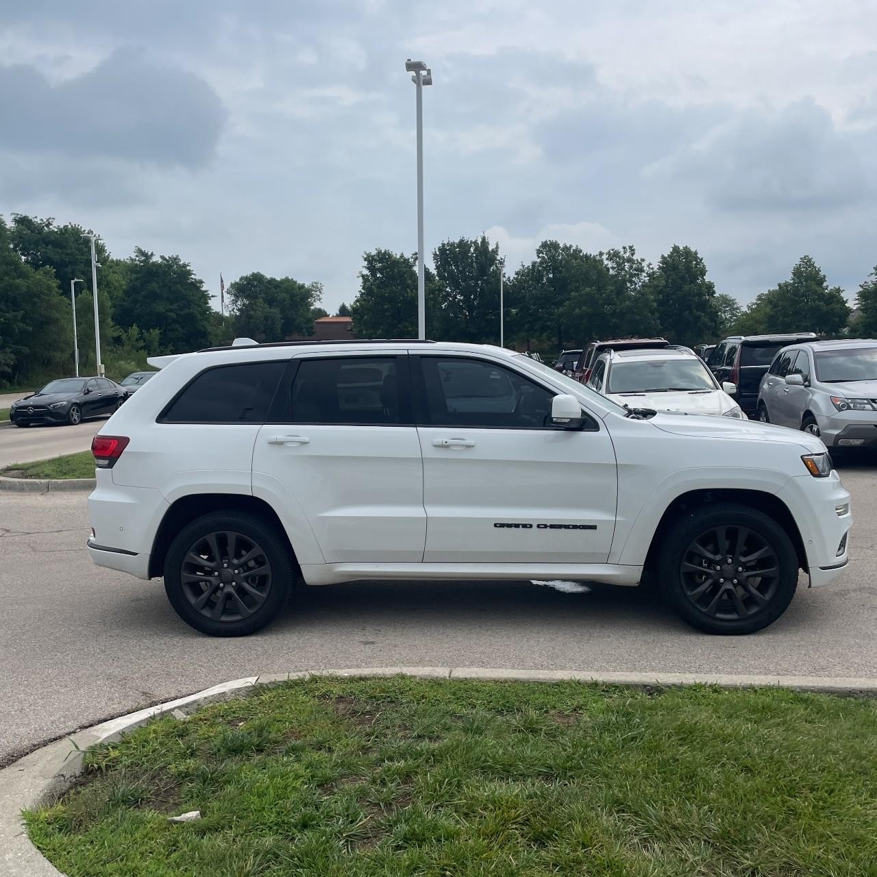 Jeep Grand Cherokee Vehicle Full-screen Gallery Image 5