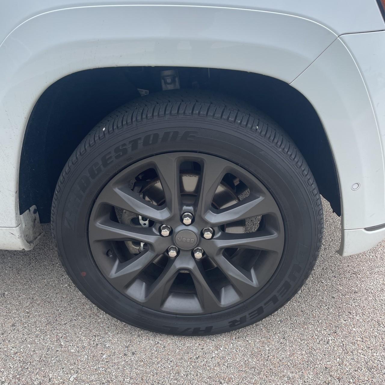 Jeep Grand Cherokee Vehicle Full-screen Gallery Image 24