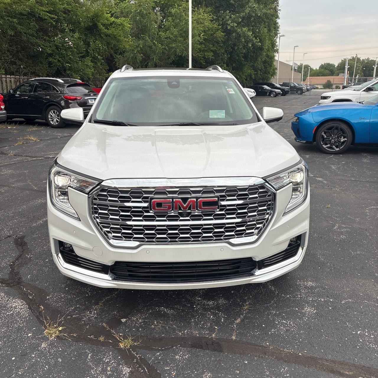 GMC Terrain Vehicle Full-screen Gallery Image 7