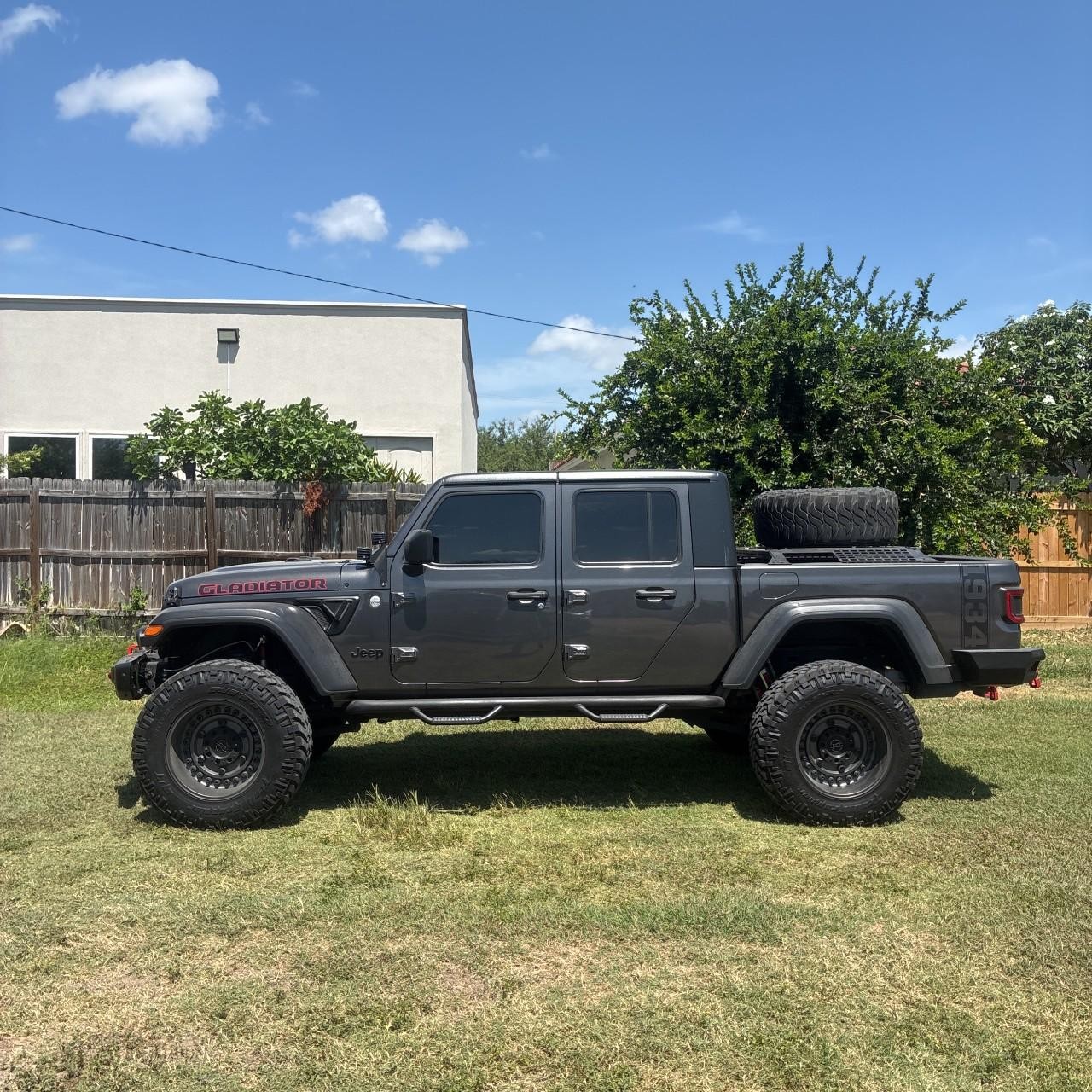 Jeep Gladiator Vehicle Full-screen Gallery Image 2