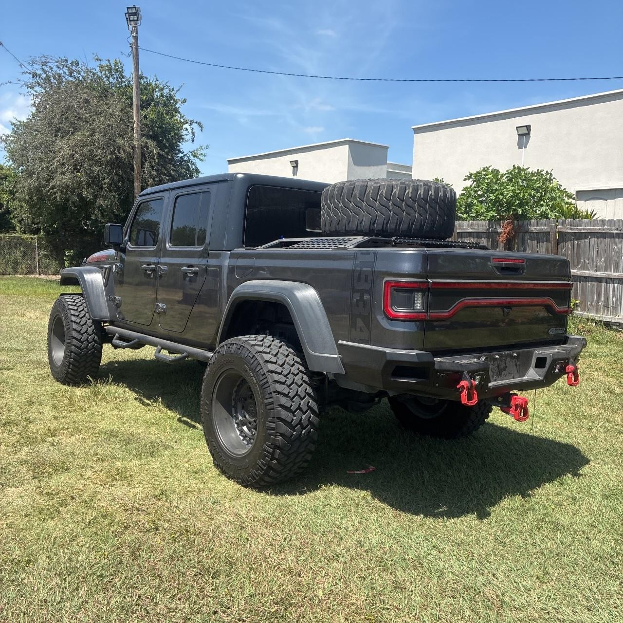 Jeep Gladiator Vehicle Full-screen Gallery Image 3