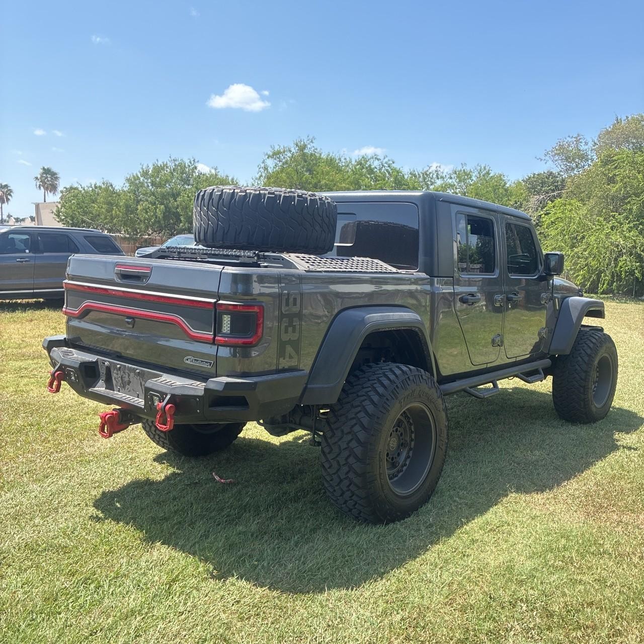 Jeep Gladiator Vehicle Full-screen Gallery Image 5