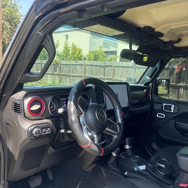 Jeep Gladiator Vehicle Full-screen Gallery Image 11