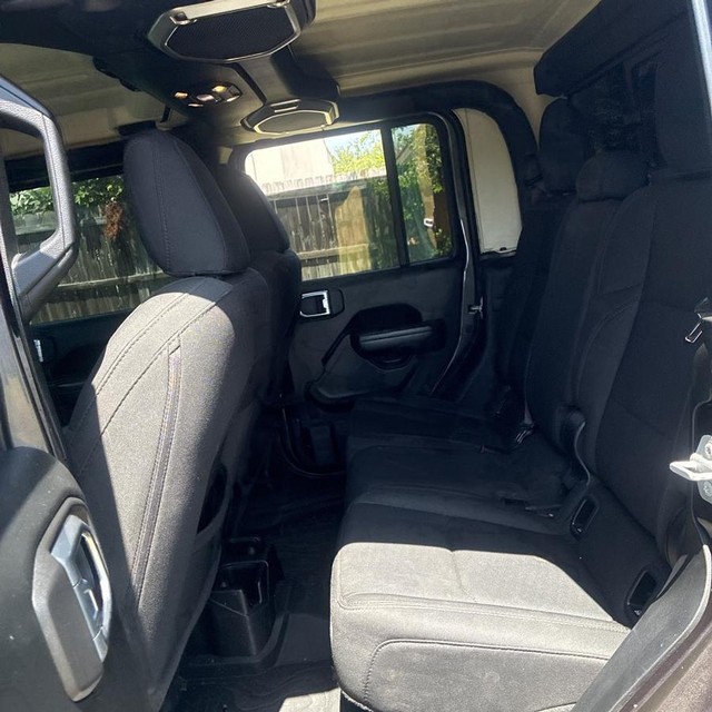 Jeep Gladiator Vehicle Full-screen Gallery Image 16