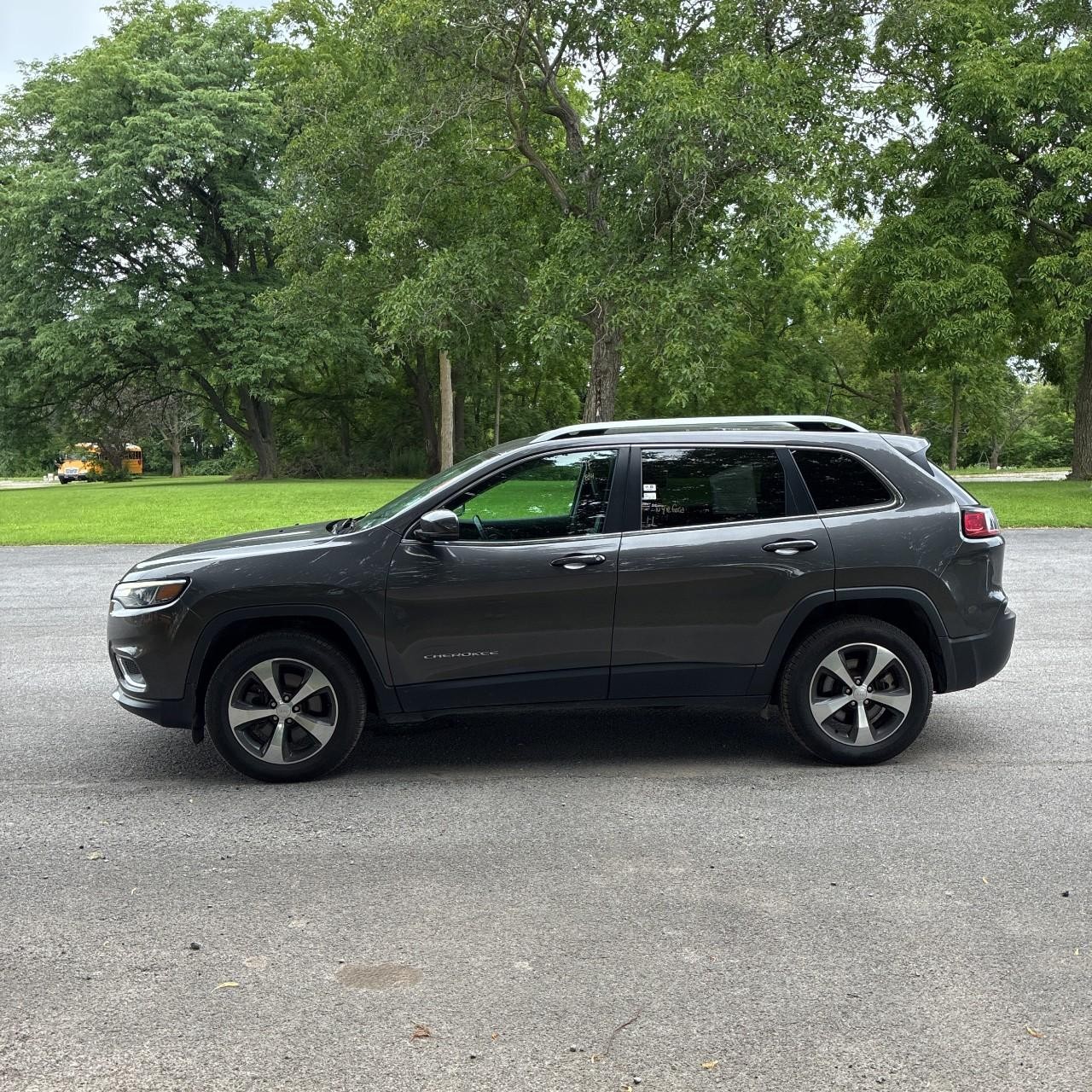 Jeep Cherokee Vehicle Full-screen Gallery Image 2