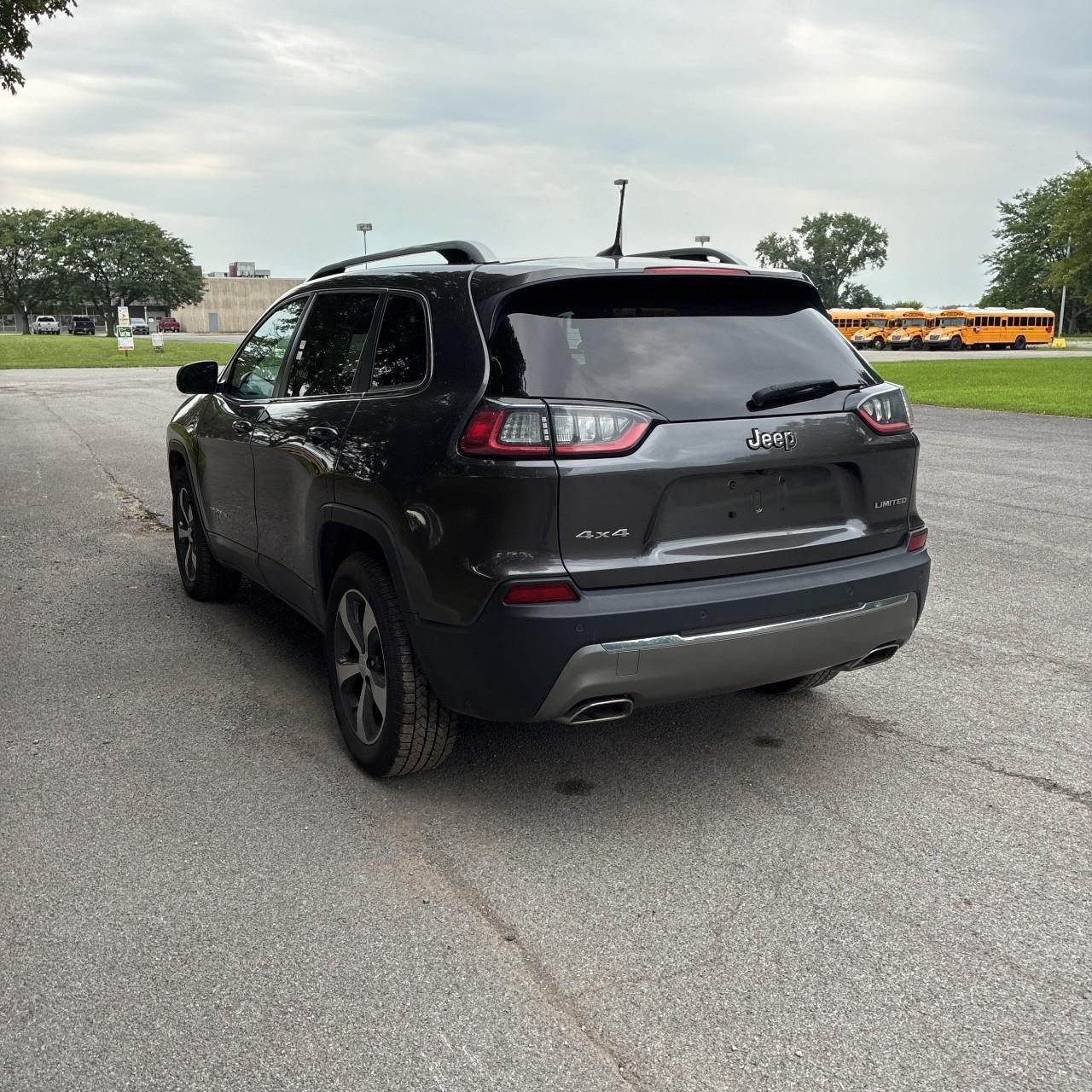 Jeep Cherokee Vehicle Full-screen Gallery Image 3