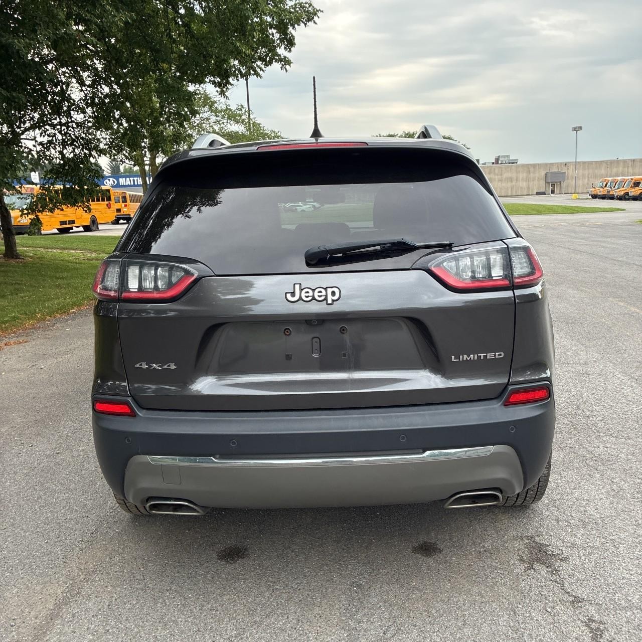 Jeep Cherokee Vehicle Full-screen Gallery Image 4
