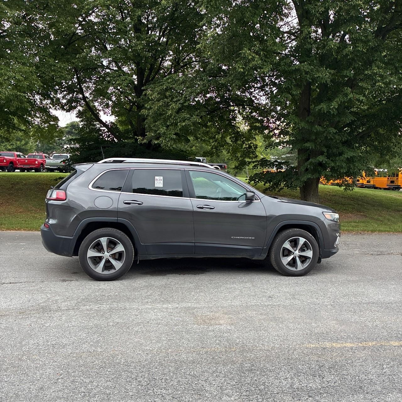Jeep Cherokee Vehicle Full-screen Gallery Image 6