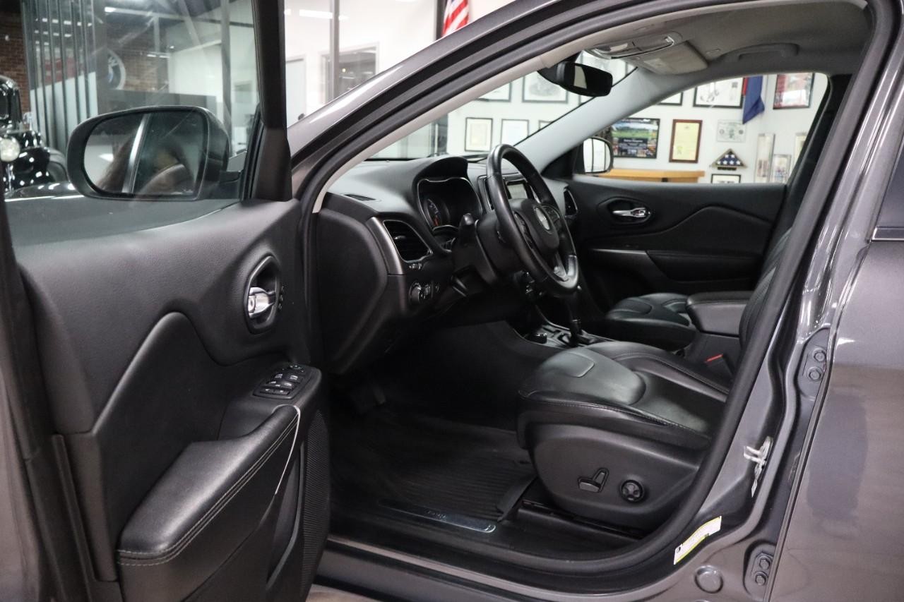 Jeep Cherokee Vehicle Full-screen Gallery Image 9