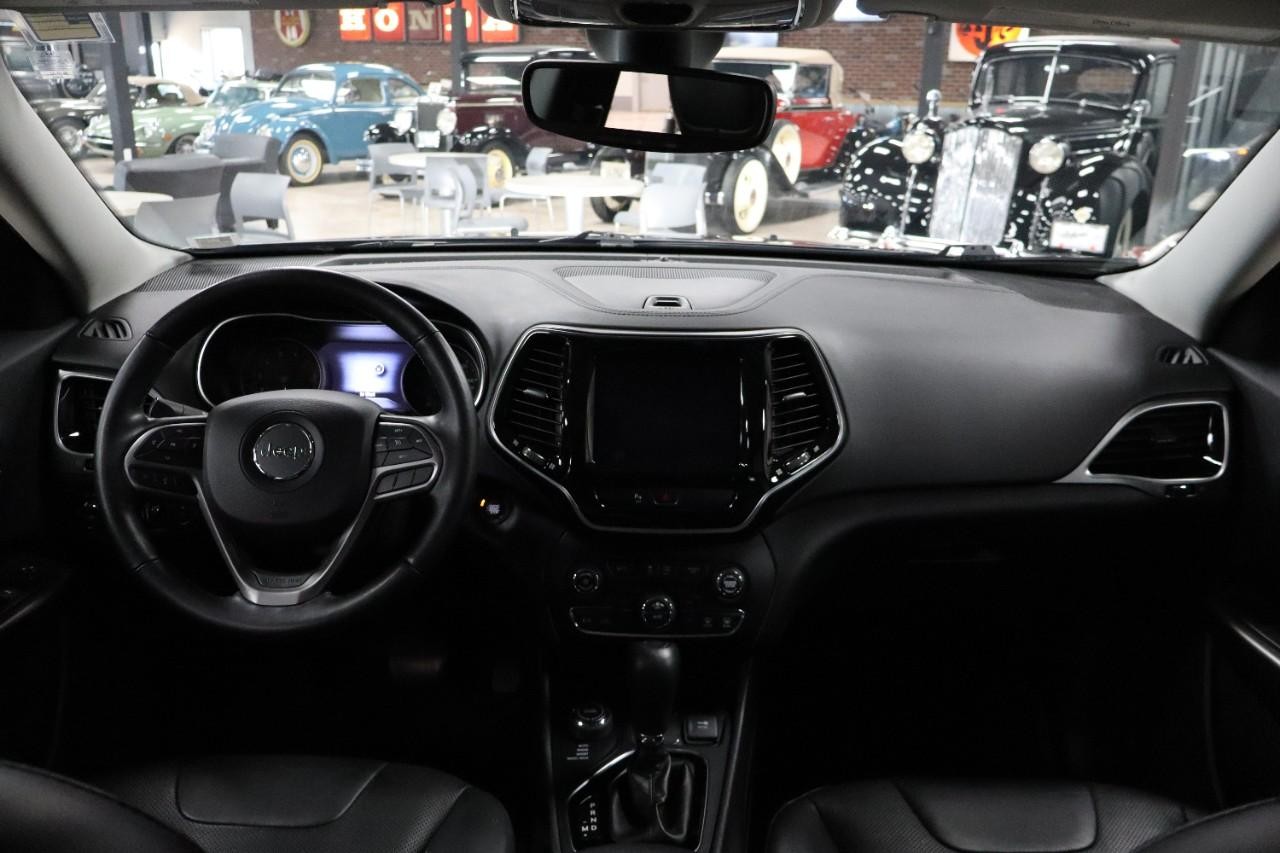 Jeep Cherokee Vehicle Full-screen Gallery Image 12