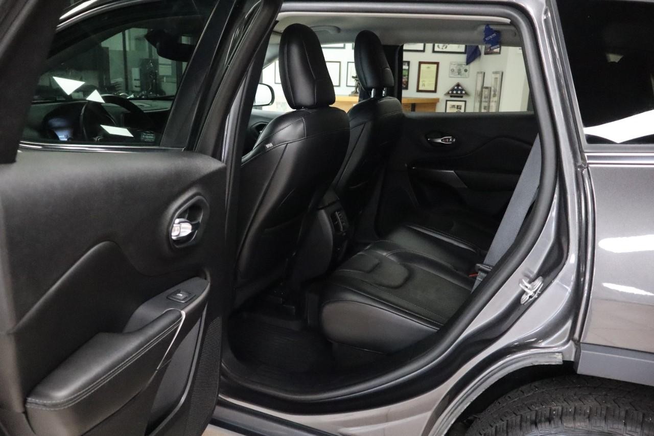 Jeep Cherokee Vehicle Full-screen Gallery Image 24