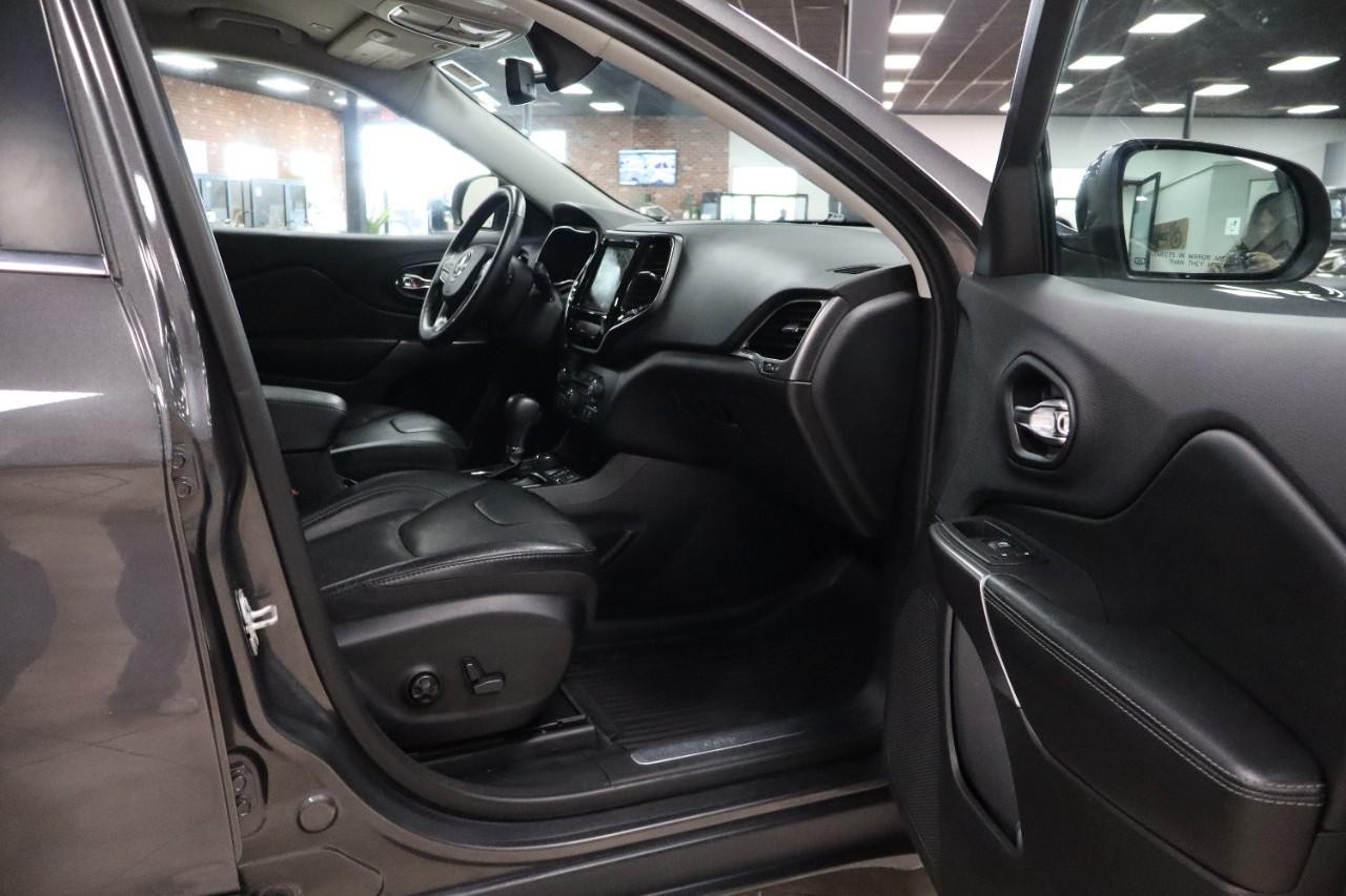 Jeep Cherokee Vehicle Full-screen Gallery Image 32