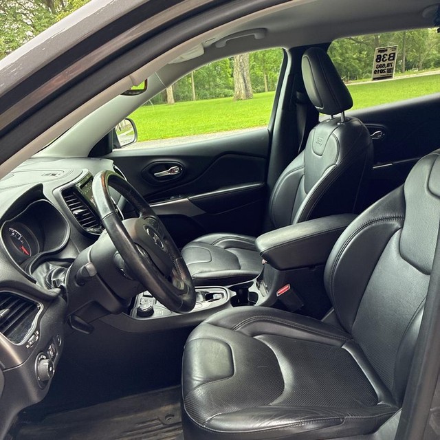 Jeep Cherokee Vehicle Full-screen Gallery Image 8
