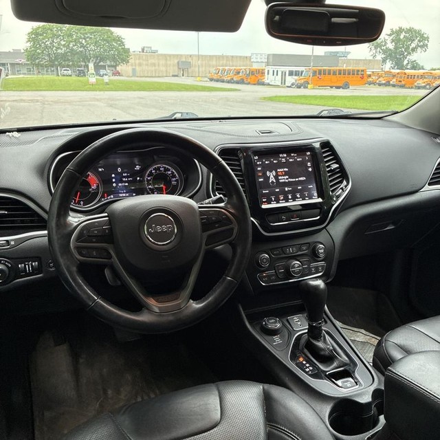 Jeep Cherokee Vehicle Full-screen Gallery Image 9