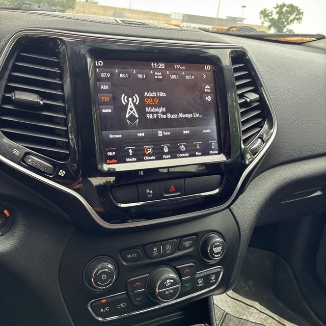 Jeep Cherokee Vehicle Full-screen Gallery Image 11