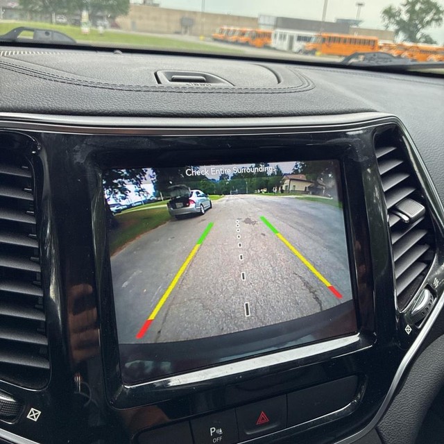 Jeep Cherokee Vehicle Full-screen Gallery Image 12