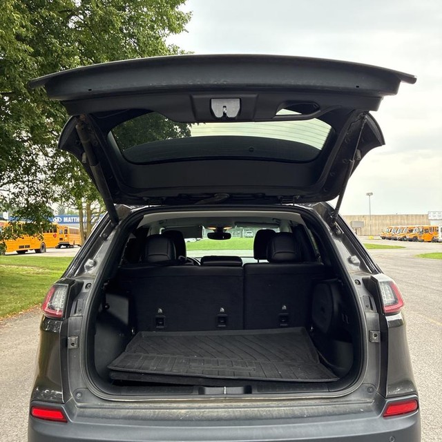 Jeep Cherokee Vehicle Full-screen Gallery Image 15