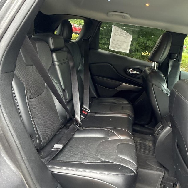 Jeep Cherokee Vehicle Full-screen Gallery Image 16