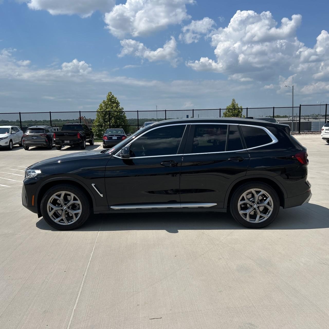 BMW X3 Vehicle Full-screen Gallery Image 2