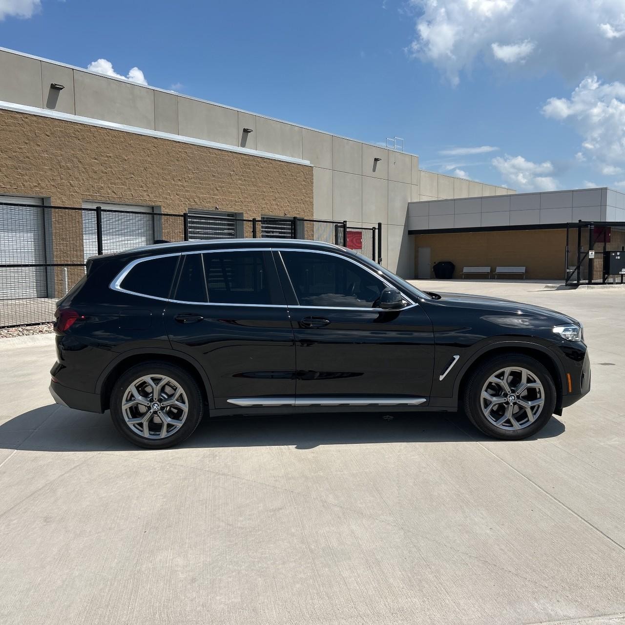 BMW X3 Vehicle Full-screen Gallery Image 7