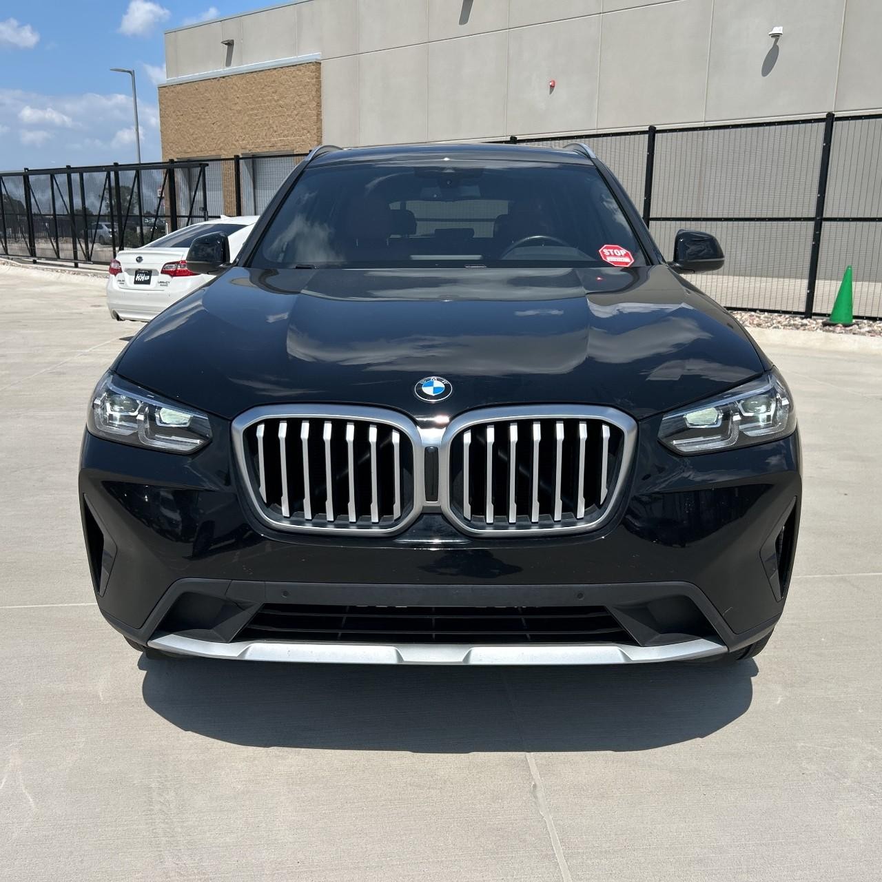 BMW X3 Vehicle Full-screen Gallery Image 9