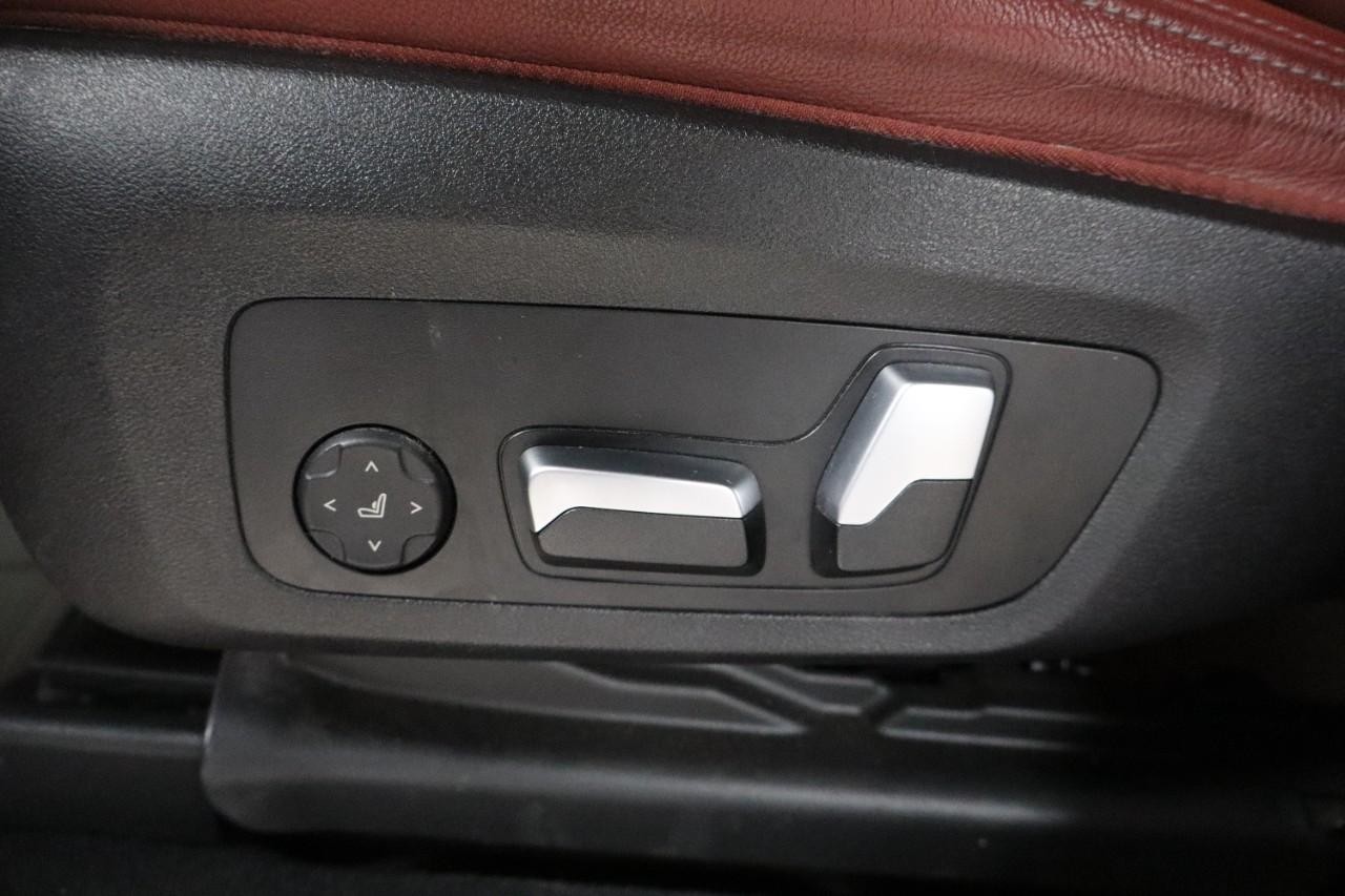 BMW X3 Vehicle Full-screen Gallery Image 11