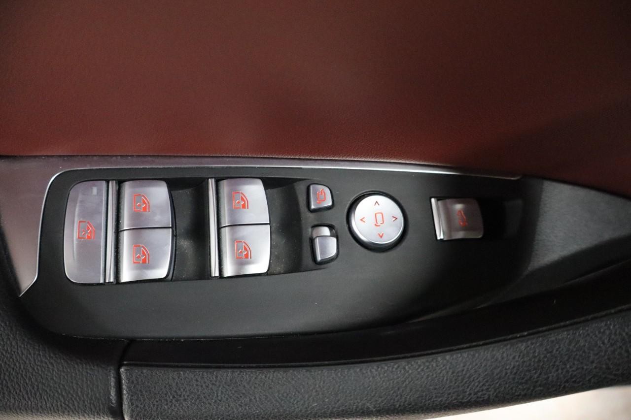 BMW X3 Vehicle Full-screen Gallery Image 13