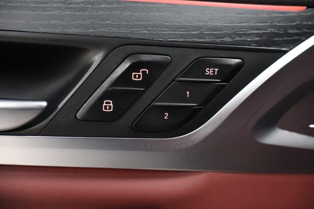 BMW X3 Vehicle Full-screen Gallery Image 14