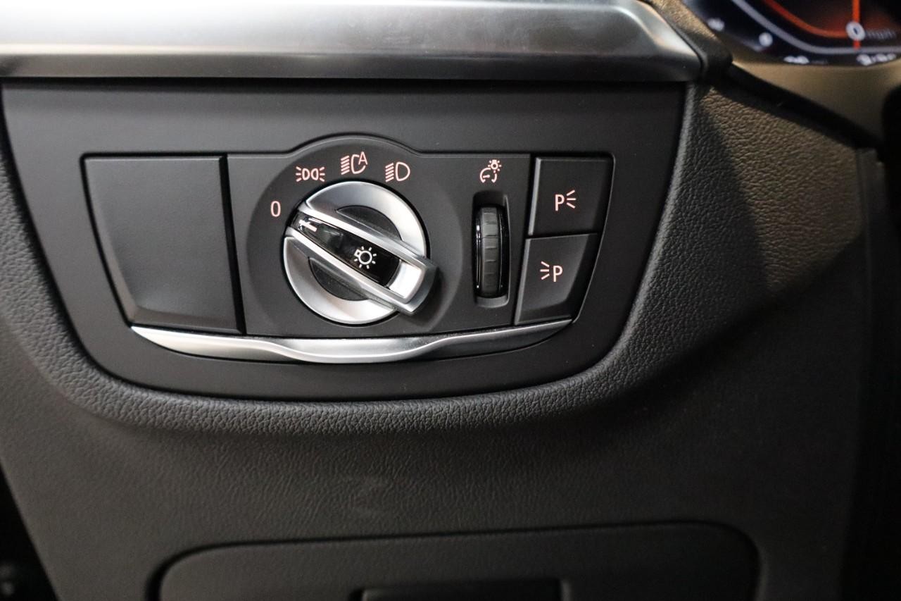 BMW X3 Vehicle Full-screen Gallery Image 15