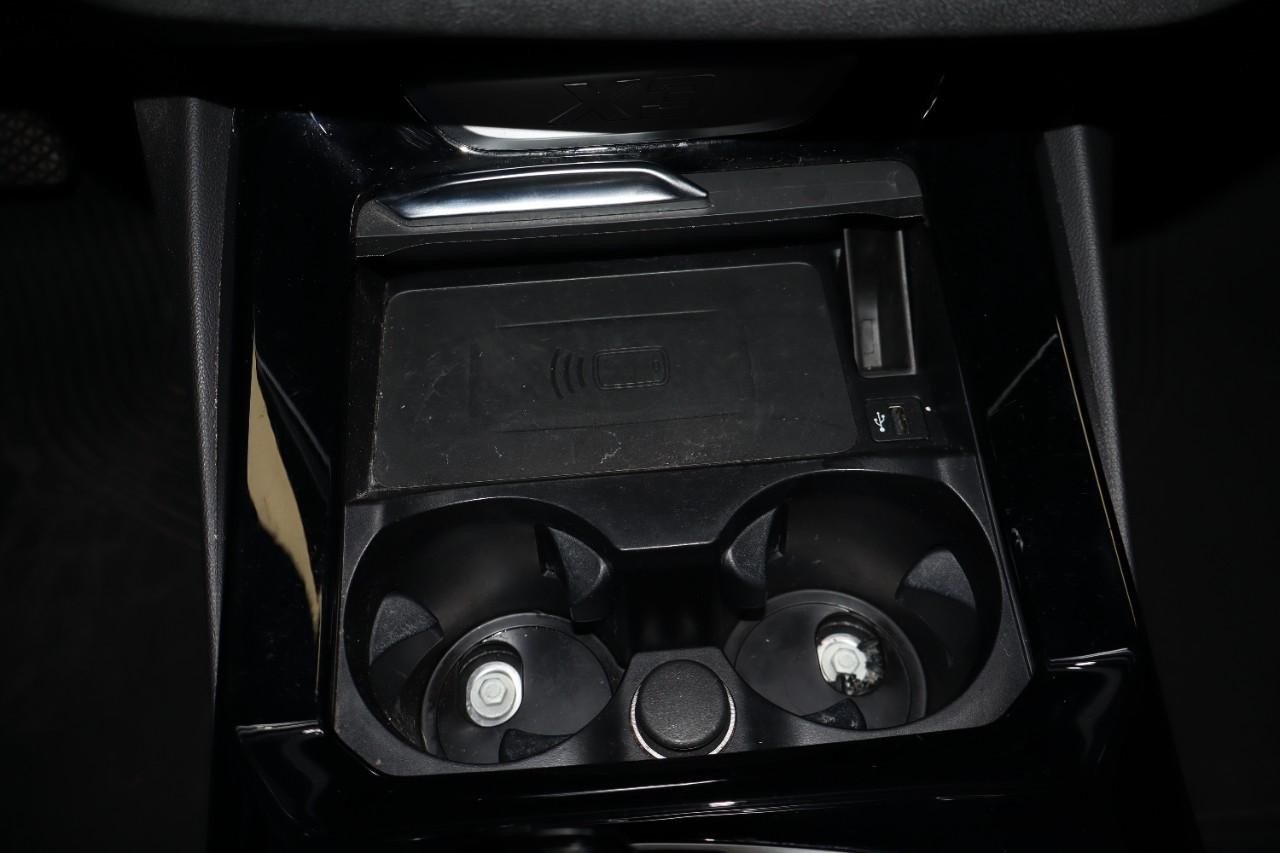 BMW X3 Vehicle Full-screen Gallery Image 23