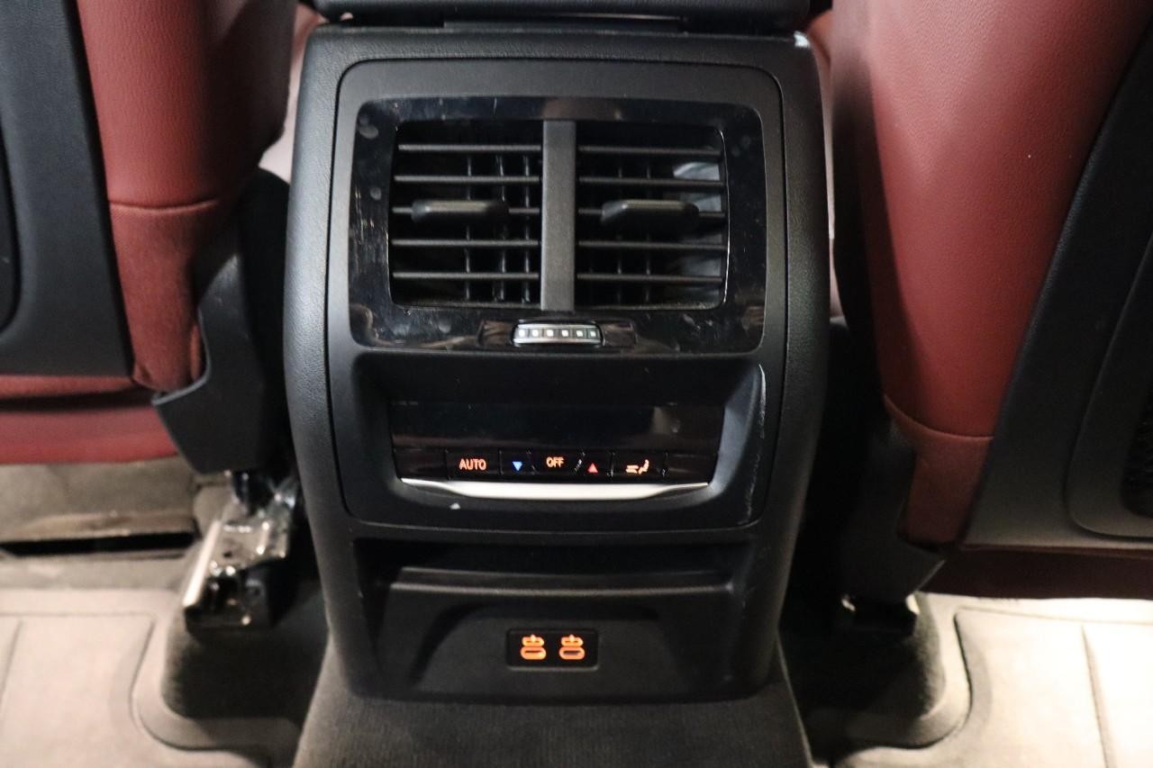 BMW X3 Vehicle Full-screen Gallery Image 30