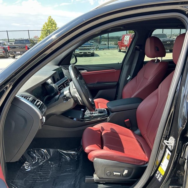 BMW X3 Vehicle Full-screen Gallery Image 11