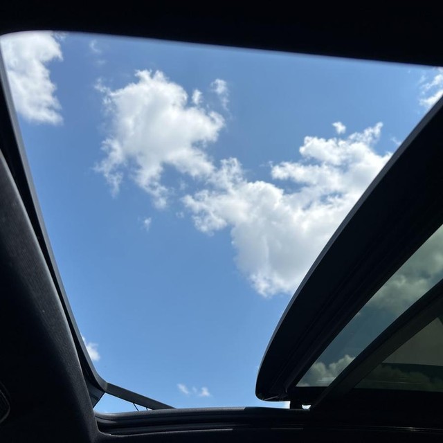BMW X3 Vehicle Full-screen Gallery Image 18