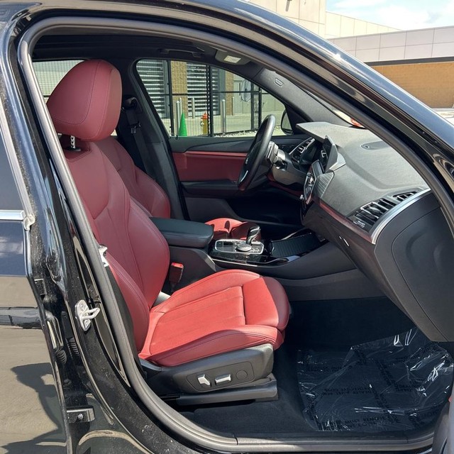 BMW X3 Vehicle Full-screen Gallery Image 21
