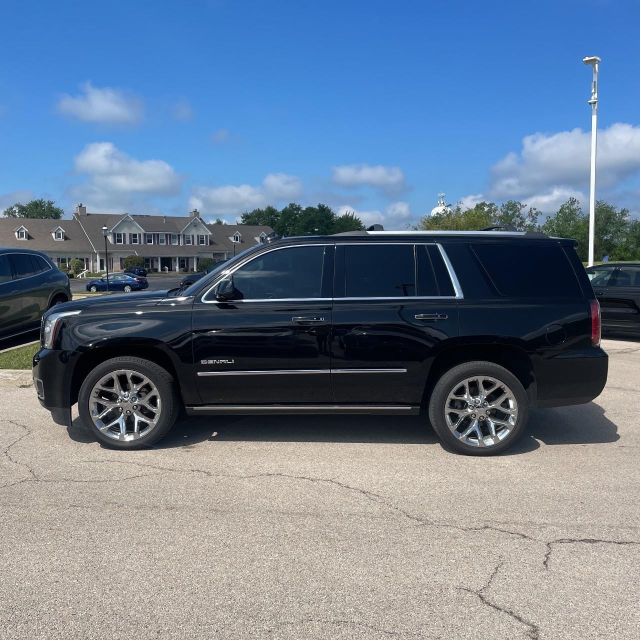 GMC Yukon Vehicle Full-screen Gallery Image 2